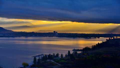Uitzicht Op Kelowna Vanaf Okanagan Lake