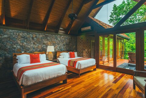 Badkamer met uitzicht in Amor Arenal Hotel