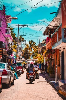 Scooter rijd door straat in Mexico