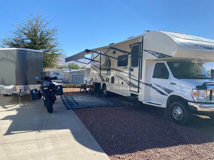 Camper met motor op campingplaats