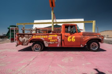 Old Car Near Historic Route 66 In Californië
