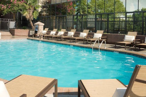 Zwembad buiten Doubletree by Hilton Lafayette
