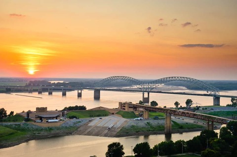 Zonsondergang boven de Mississippi, Hernando de Soto-brug in Memphis