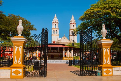 Kathedraal, Campeche, Mexico: Plaza de la Independencia, in de oude binnenstad van San Francisco de Campeche, Campeche, Mexico