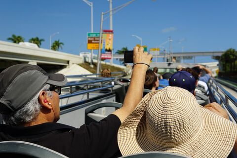 Toeristen in Miami op hop on hop off bus