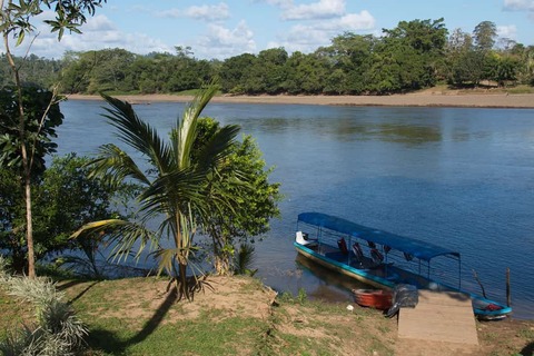boot op de Rio San Carlos bij Boca Tapada in Costa Rica