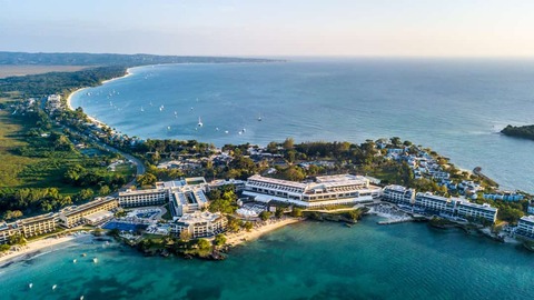 Luchtfoto van de waterkant van Montego Bay met hotels en stranden.