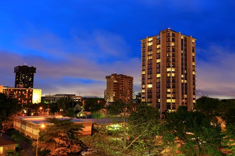 Uitzicht op de skyline van Springfield, Missouri, bij zonsondergang