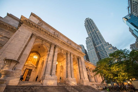 Public Library met wolkenkrabbers in New York