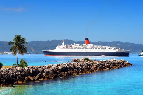 Doctor's Cave Beach Club met cruiseboot op het water