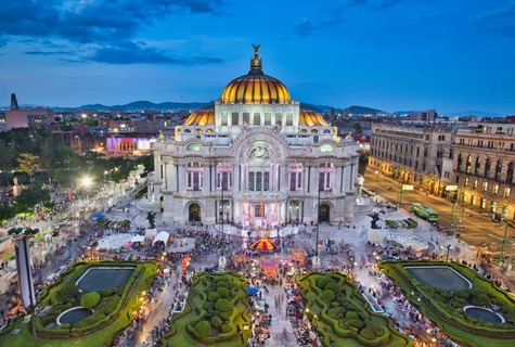Foto van het Palacio de Bellas Artes in Mexico-Stad tijdens het blauwe uur