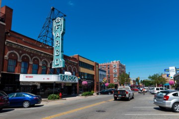 Uitzicht op Broadway met de gevel van het Fargo Theatre, in de stad Fargo.