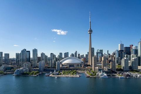 Skyline Toronto met blauwe lucht