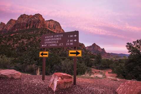 Overstekende wegen in Zion Park. Zion National Park, Utah, Verenigde Staten.