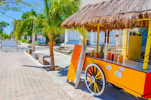 Een mobiele sapbar op wielen in Playa del Carmen, Mexico