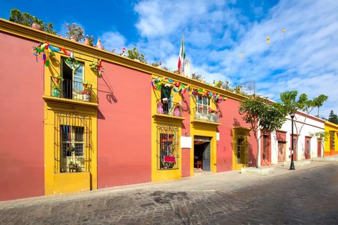 Oaxaca, Mexico: schilderachtige straatjes in de oude stad en kleurrijke koloniale gebouwen in het historische stadscentrum.