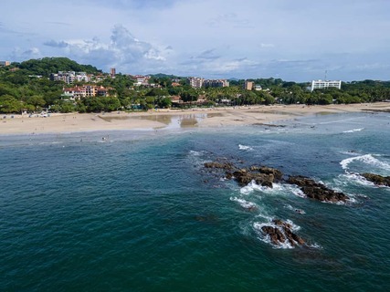 Prachtig luchtfoto van het strand en de stad Tamarindo in Guanacaste, Costa Rica