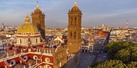 Het centrum van Puebla, gefotografeerd bij zonsopgang met een drone, Mexico