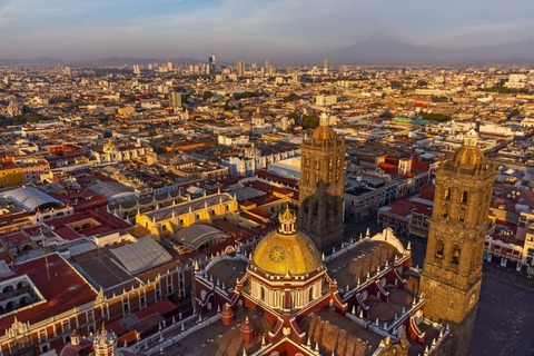 Het centrum van Puebla, gefotografeerd bij zonsopgang met een drone, Mexico