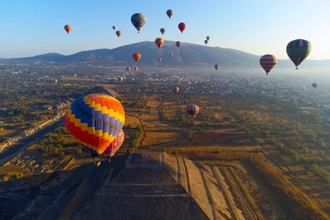 Zonsopgang vanuit een heteluchtballon boven de piramide van Teotihuacan