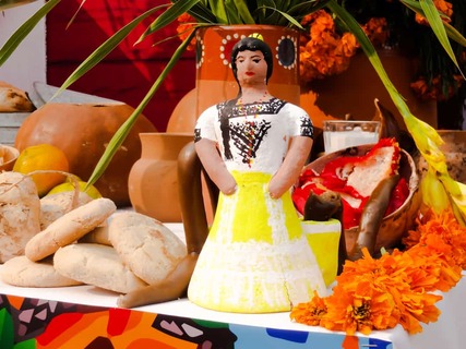 poppen van papier-maché dansen tijdens het Guelaguetza-festival op de landengte van Tehuantepec in Oaxaca, Mexico