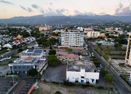 Het stadslandschap van New Kingston, Jamaica: een betonnen jungle met hoge flatgebouwen, nieuwe bouwprojecten, wegen en de bruisende drukte van de stad in St. Andrew