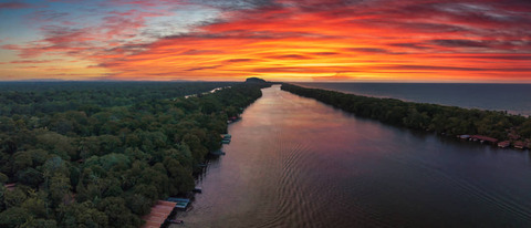 Zonsondergang over Tortuguero en zee