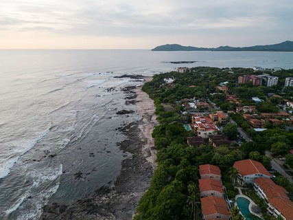 luchtfoto van kust van Tamarindo Beach in Costa Rica