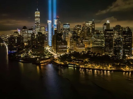 Freedom Tower in New verlicht York City met twee lichtstralen