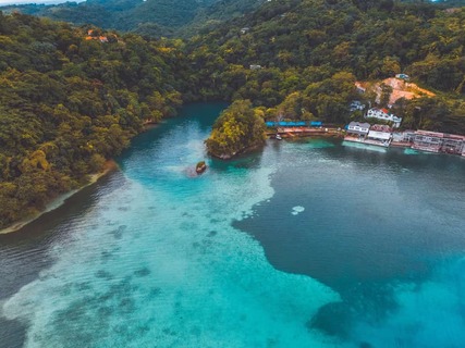 Luchtfoto van het westelijke deel van de kustlijn van Negril, met een hotel in beeld