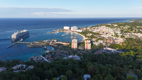 View over Ocho Rios en de haven