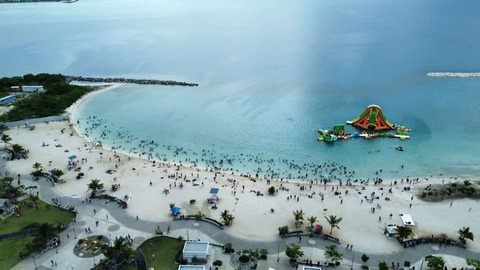 Luchtfoto van de waterkant van Montego Bay met hotels en stranden.