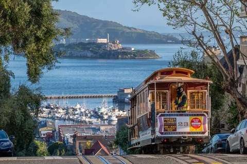 Cable Car in San Francisco met Alcatraz Island op de achtergrond