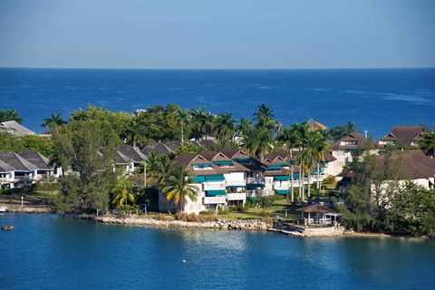 Strand vlakbij Doctor's Cave in Montego Bay, Jamaica