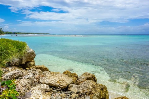 treasure beach helderblauw water in Jamaica
