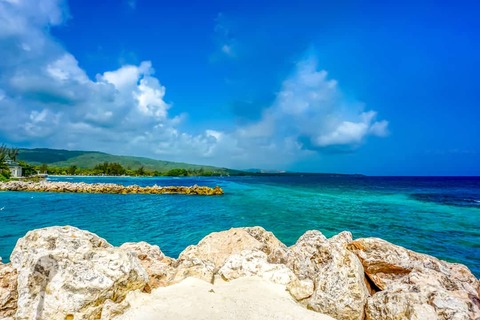 Doctor's Cave beach met rotsen en helderblauw water
