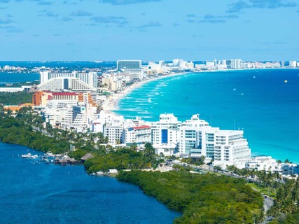Panoramisch uitzicht vanuit de lucht op het noordelijke schiereiland van de hotelzone (Zona Hotelera) in Cancun, Mexico