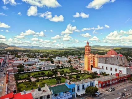 Een schilderachtig uitzicht vanuit de lucht op de kathedraal van Tamazulapam in Oaxaca