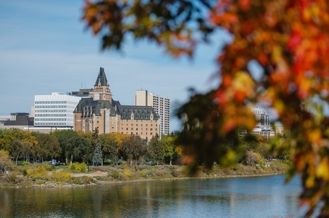 Saskatoon langs de rivier de Saskatchewan in de herfst