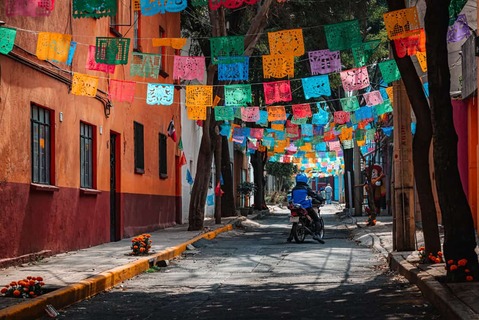 Een motorfiets die door de straat rijdt tijdens de Dag van de Doden in Mexico-Stad