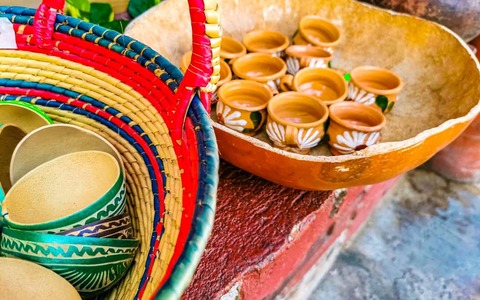 Mexicaanse souvenirbekers en andere containers in Mexico