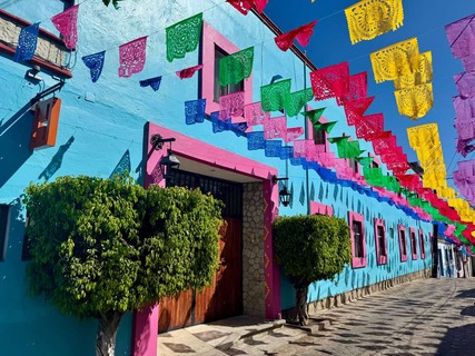 Kleurrijk gebouw in Oaxaca - Jalatlaco
