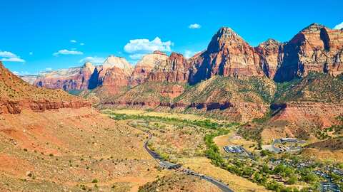 omgeving van Zion National Park Cliffs and Valley Road in Springdale, Utah