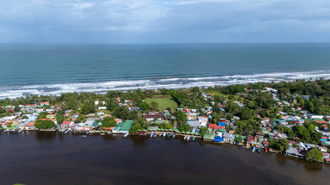 Uitzicht over Tortuguero Village, Costa Rica