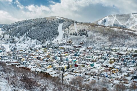 Ondergesneeuwde bergen in Park City, Utah