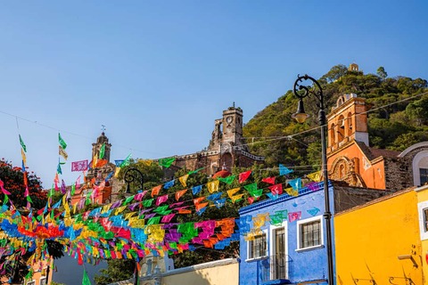 traten van de steden gevuld met kleur en bloemen en handwerk in Puebla