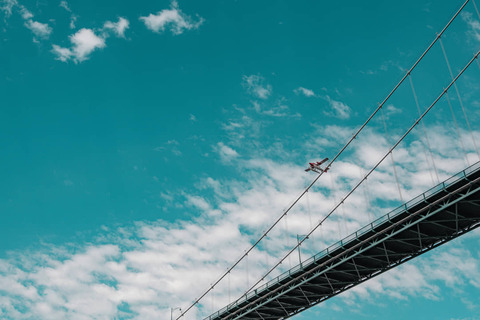Watervliegtuig boven Lions Gate Bridge, Vancouver