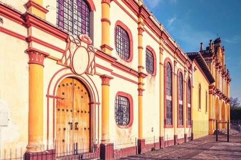 gevel van de kathedraal van San Cristobal de las Casas in kleurrijke Mexicaanse koloniale stijl, Mexico.