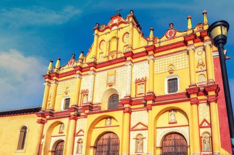 gevel van de kathedraal van San Cristobal de las Casas in kleurrijke Mexicaanse koloniale stijl, Mexico.