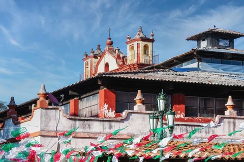 De levendige gele gevel van de historische Iglesia de San Francisco in San Cristobal de las Casas